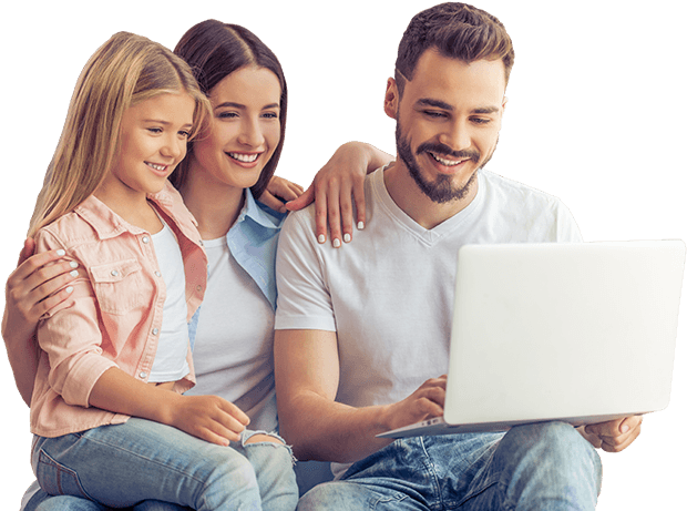 Uma familia olhando para um computador e sorrindo ao lado do texto sobre a empresa